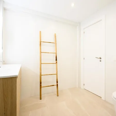 Juanito Maranon By 10tosea 2 Bedrooms *