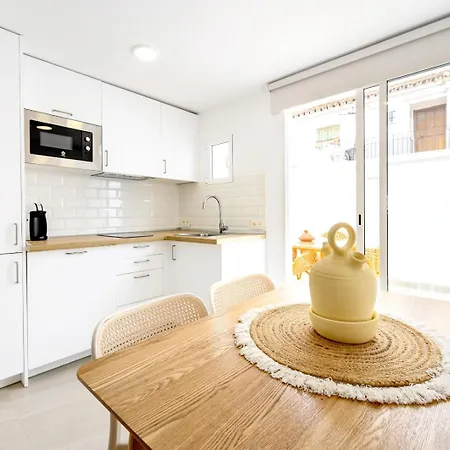 Juanito Maranon By 10tosea 2 Bedrooms *