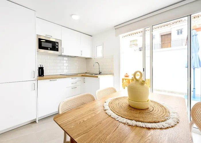 Juanito Maranon By 10tosea 2 Bedrooms *