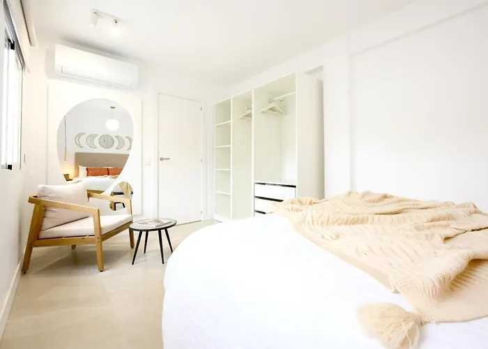 Juanito Maranon By 10tosea 2 Bedrooms *